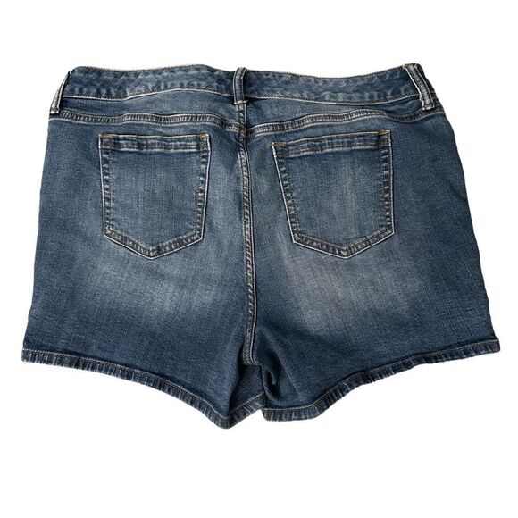 Torrid ~ Blue denim shorts ~ size 14 ~ 2% spandex for added comfort - Picture 2 of 7